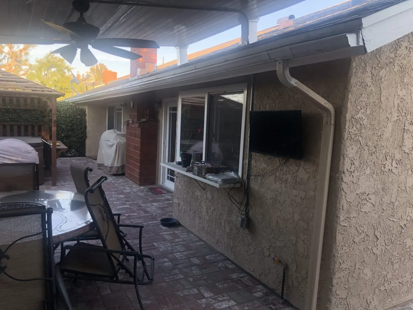 A patio with chairs and tables outside of the house.