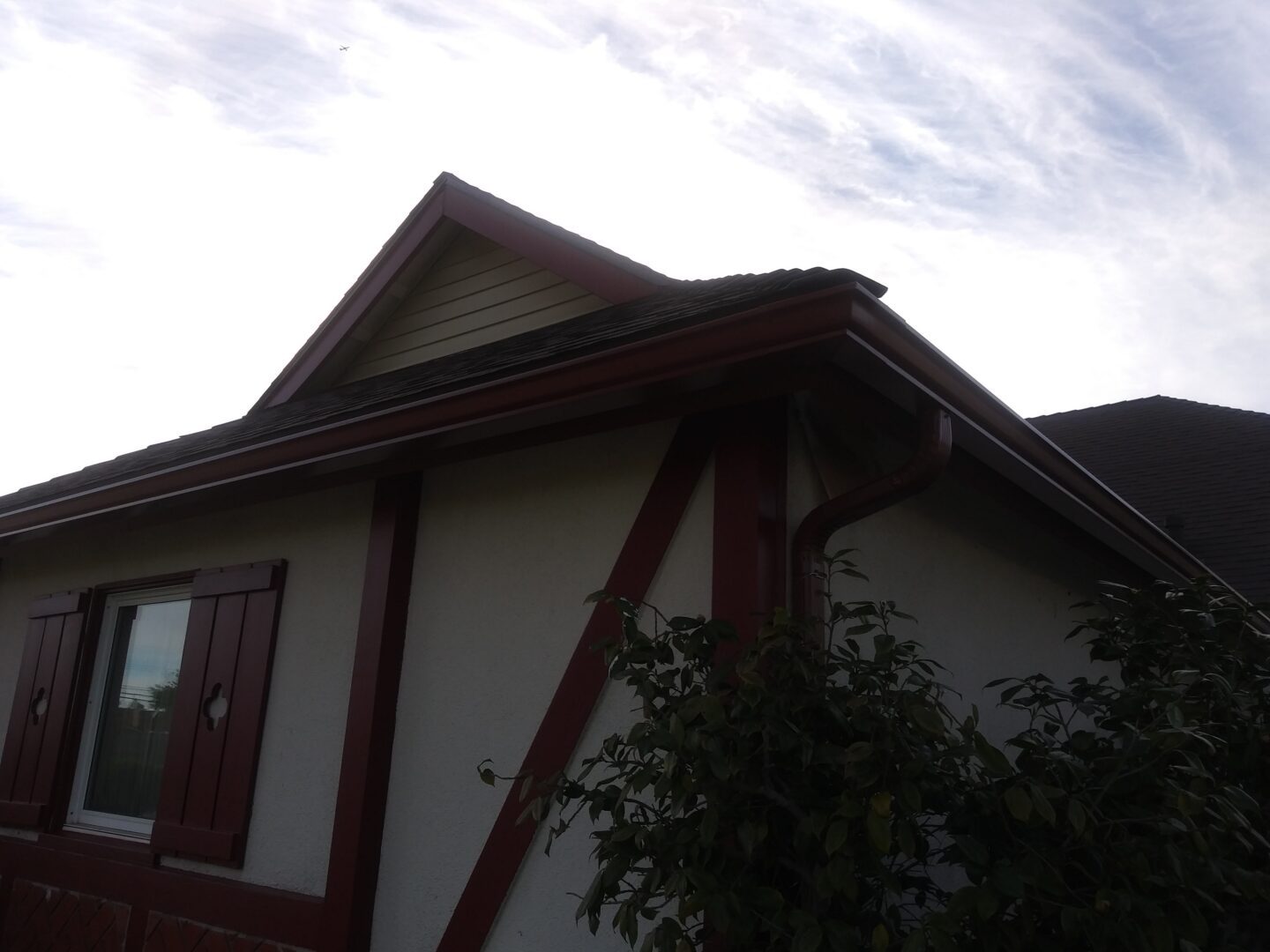 A house with a roof that has been painted white and red.