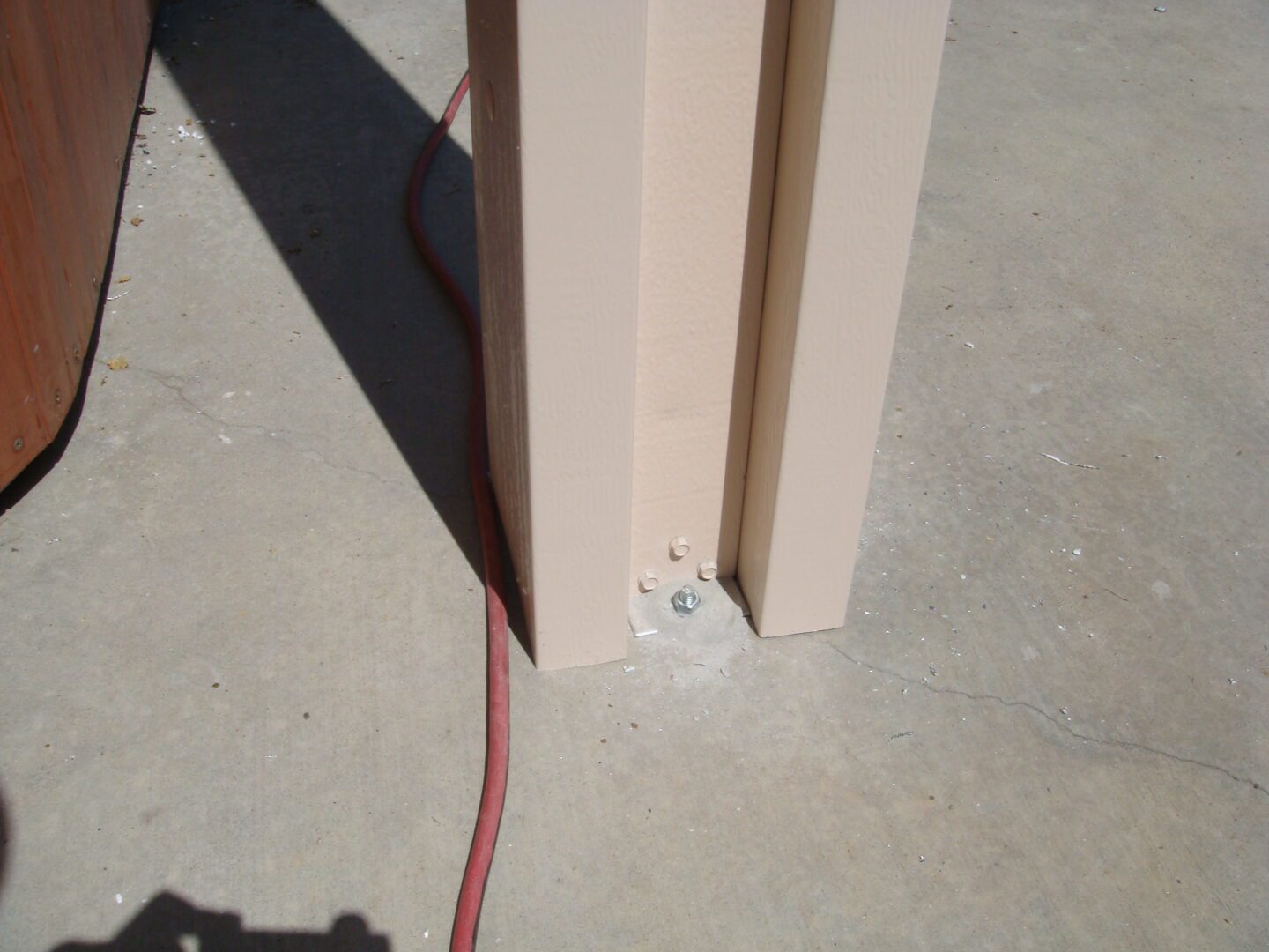 A red wire is plugged into the ground.