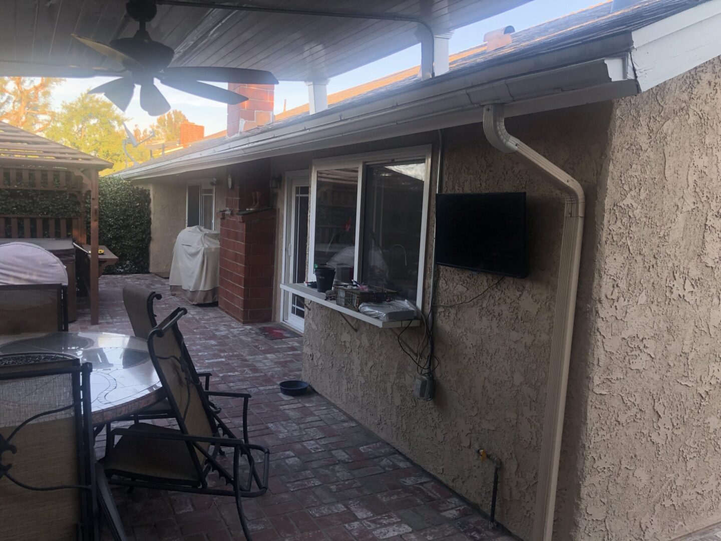 A patio with chairs and tables outside of the house.